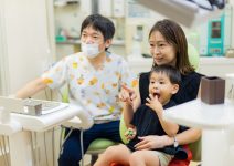 歯科医師が患者に説明している