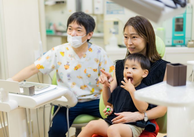 歯科医師が患者に説明している