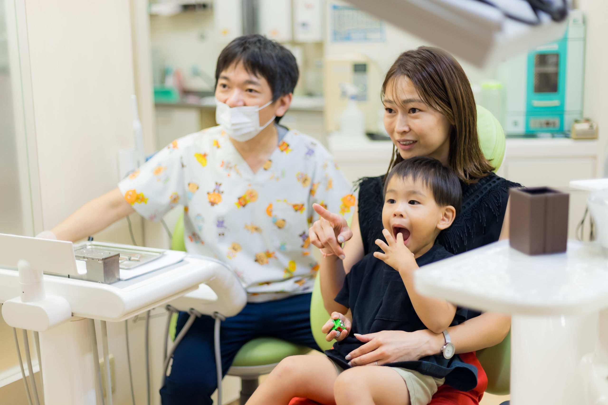 歯科医師が患者に説明している